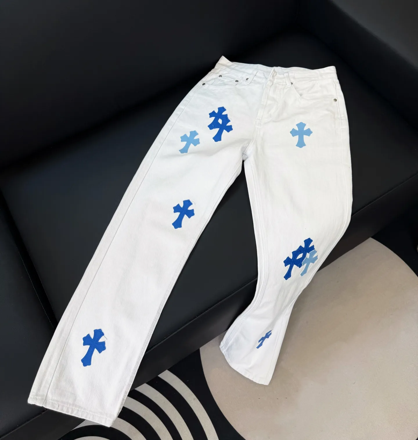 P230 Style number: D306 Chrome Hearts white and blue leather jeans Size: 28-34 corresponding to S-XL Color: White Size: S-XL (corresponding to 28 30 32 34) 28 30 32 34 Size S M L XL Length 101 102 103 104 Hips 110 114 118 122 Waist circumference 86 90 94 98 (There is an error of 1~3cm due to manual measurement)
